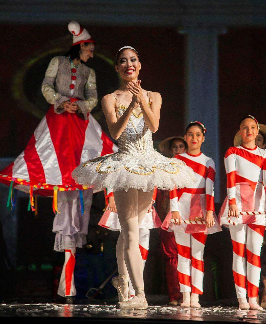 Chizuro Ota y Ana Barros con alumnas de la escuela de ballet